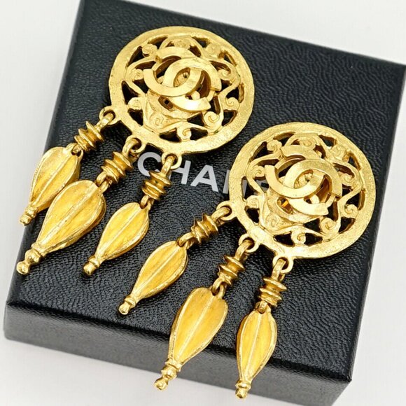 CHANEL CC Logos Round fringe Clip-On Earrings Gold Tone 95A Auth w/Box c1129-1 - Picture 1 of 5